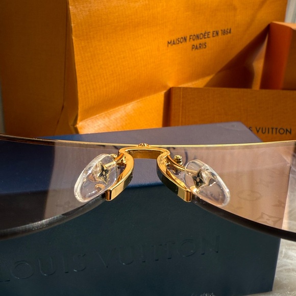 LV Grease Mask Monogram Sunglasses - Picture 12 of 16